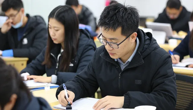 教师培训场景选择：集中式与分散式培训的取舍